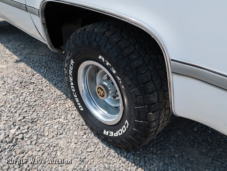 image for item KQ9742 1988 GMC Suburban  SUV