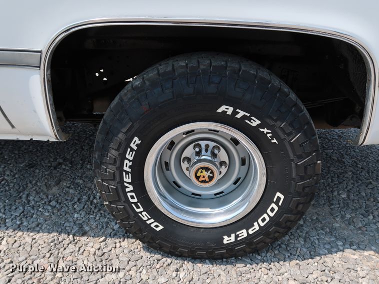 image for item KQ9742 1988 GMC Suburban  SUV