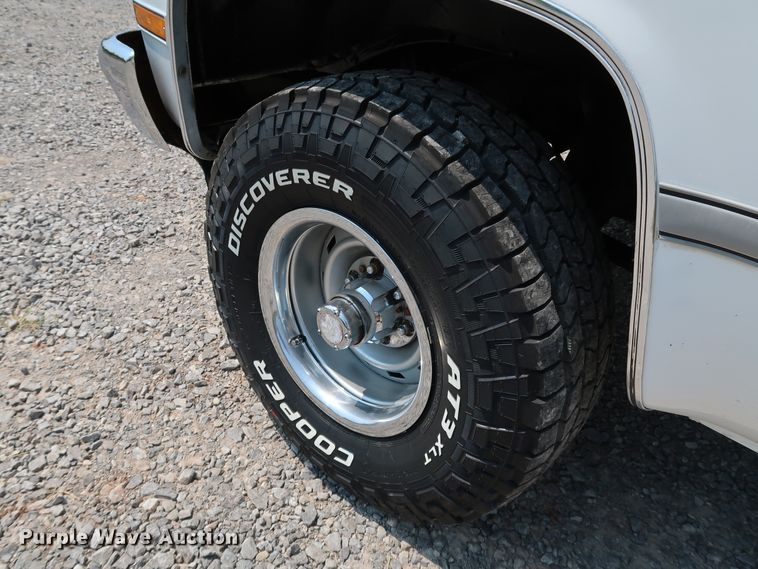 image for item KQ9742 1988 GMC Suburban  SUV