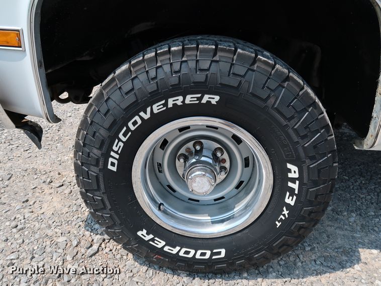 image for item KQ9742 1988 GMC Suburban  SUV