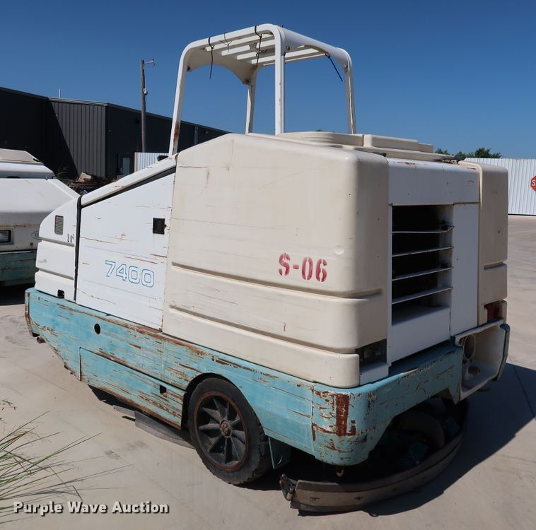 image for item KQ9760 Tennant 7400  sweeper