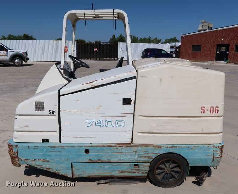 image for item KQ9760 Tennant 7400  sweeper