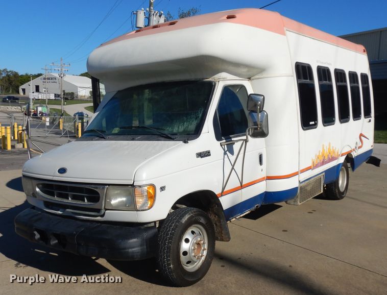 image for item KU9133 2001 Ford E350 Super Duty  shuttle bus