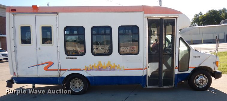 image for item KU9133 2001 Ford E350 Super Duty  shuttle bus