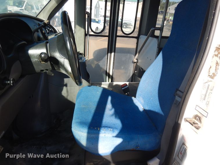 image for item KU9133 2001 Ford E350 Super Duty  shuttle bus