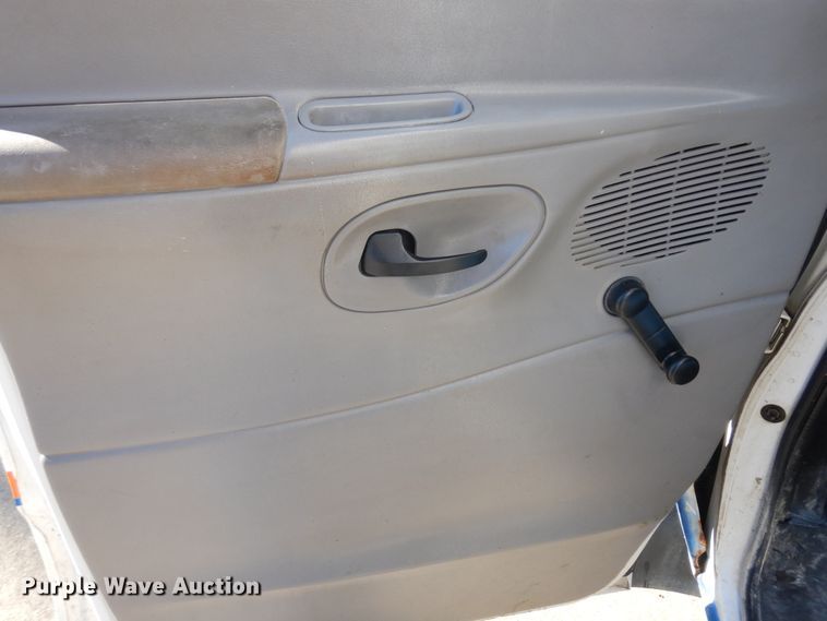 image for item KU9133 2001 Ford E350 Super Duty  shuttle bus