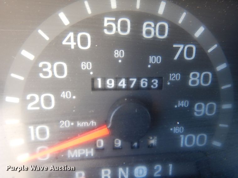 image for item KU9133 2001 Ford E350 Super Duty  shuttle bus