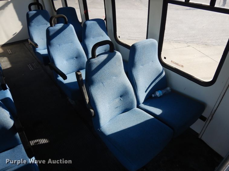 image for item KU9133 2001 Ford E350 Super Duty  shuttle bus