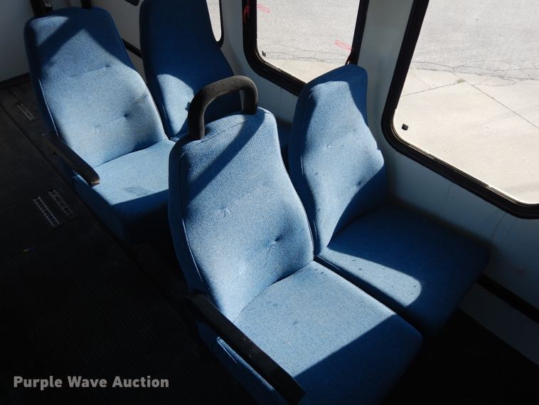 image for item KU9133 2001 Ford E350 Super Duty  shuttle bus