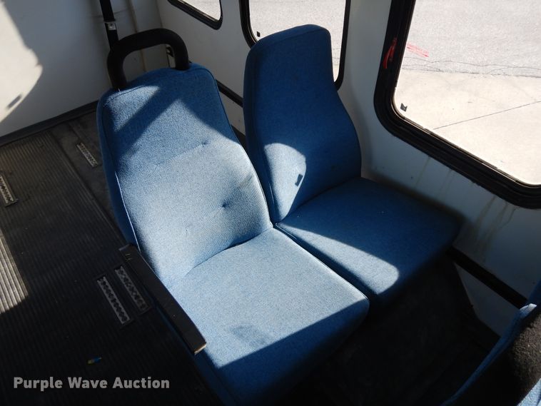 image for item KU9133 2001 Ford E350 Super Duty  shuttle bus