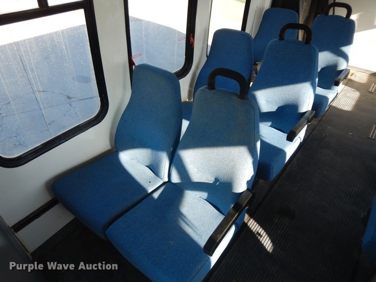 image for item KU9133 2001 Ford E350 Super Duty  shuttle bus