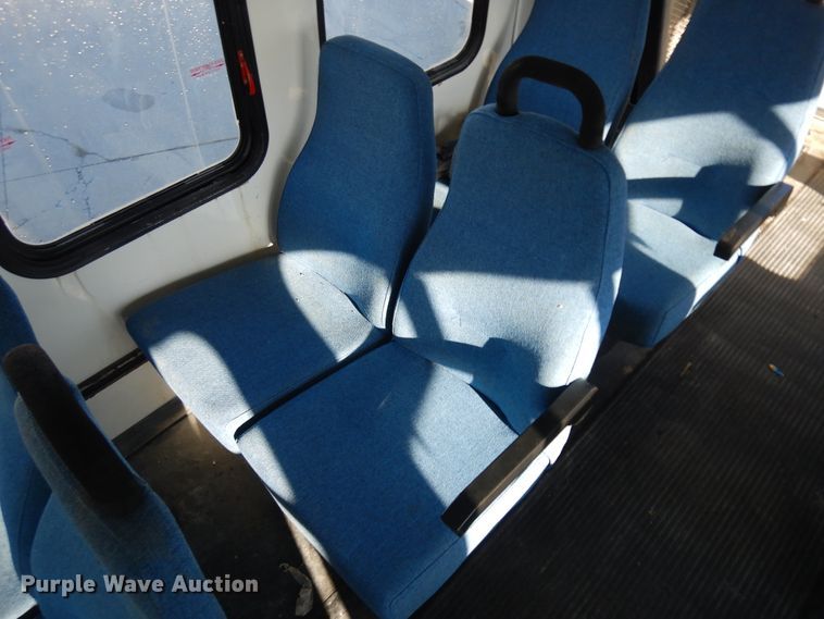 image for item KU9133 2001 Ford E350 Super Duty  shuttle bus