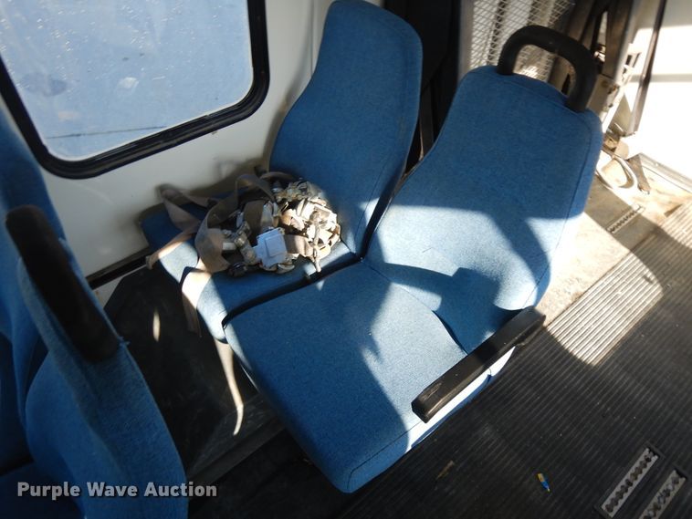 image for item KU9133 2001 Ford E350 Super Duty  shuttle bus