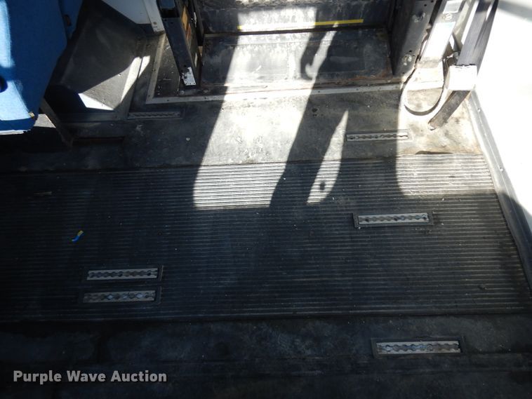 image for item KU9133 2001 Ford E350 Super Duty  shuttle bus