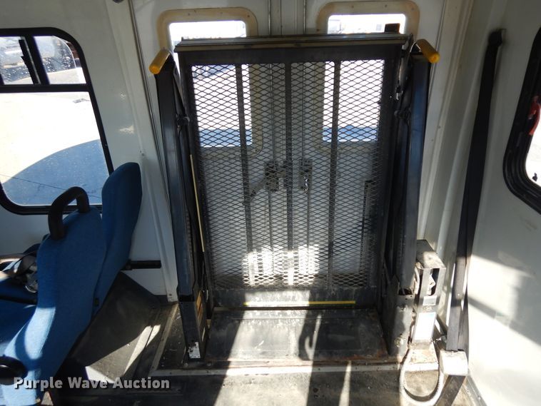 image for item KU9133 2001 Ford E350 Super Duty  shuttle bus