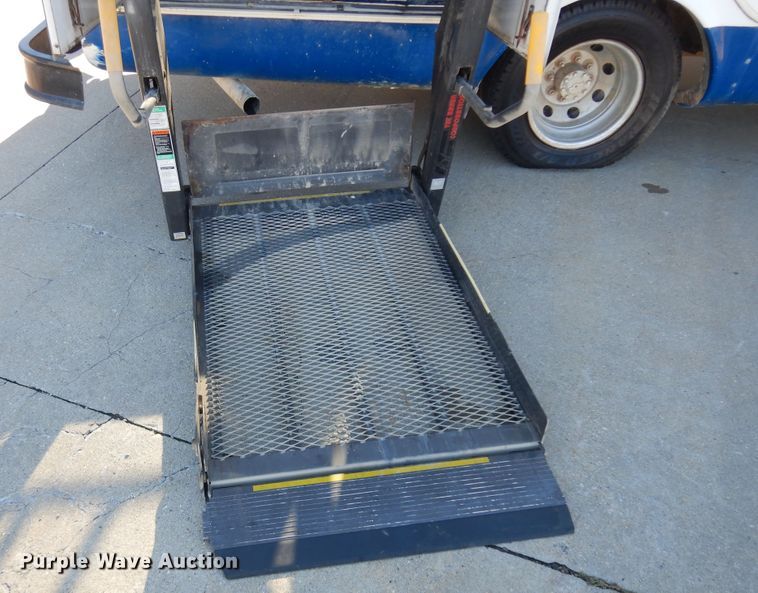 image for item KU9133 2001 Ford E350 Super Duty  shuttle bus