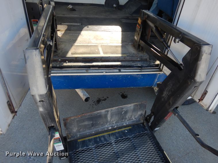 image for item KU9133 2001 Ford E350 Super Duty  shuttle bus