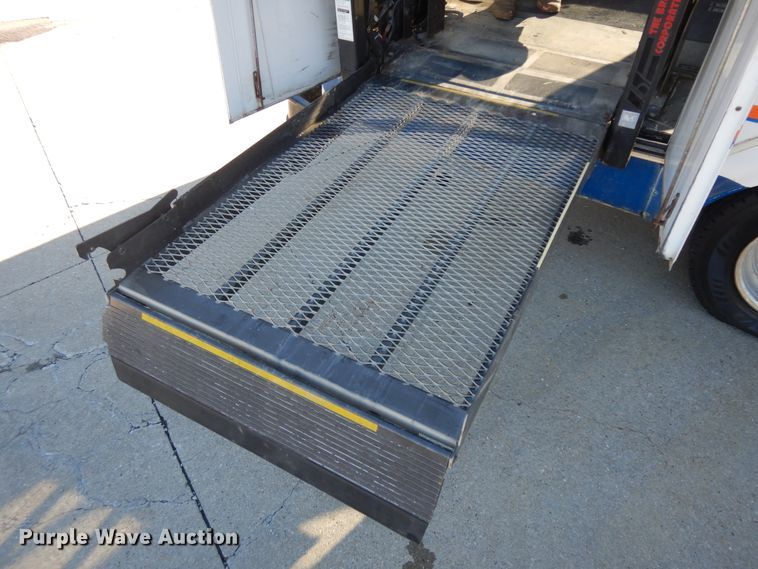 image for item KU9133 2001 Ford E350 Super Duty  shuttle bus