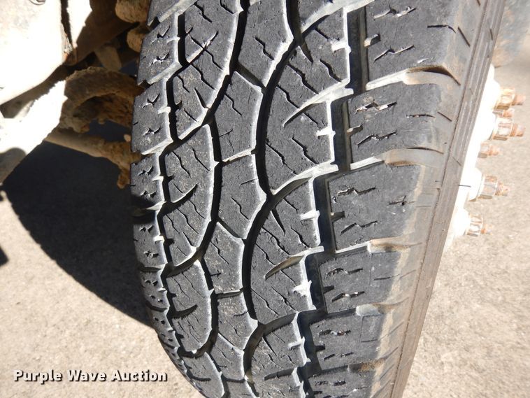 image for item KU9133 2001 Ford E350 Super Duty  shuttle bus