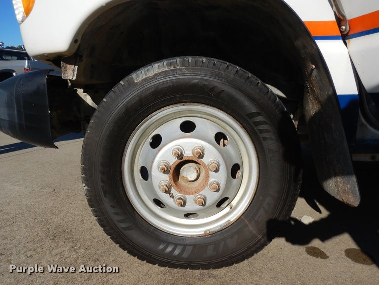 image for item KU9133 2001 Ford E350 Super Duty  shuttle bus