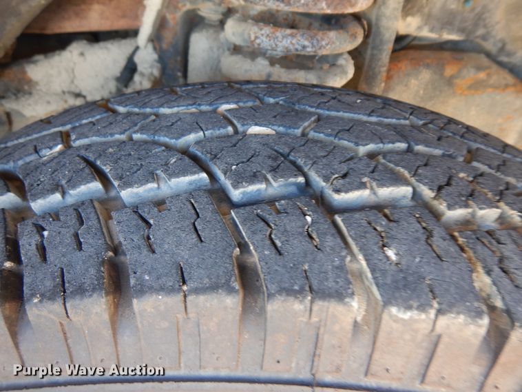 image for item KU9133 2001 Ford E350 Super Duty  shuttle bus