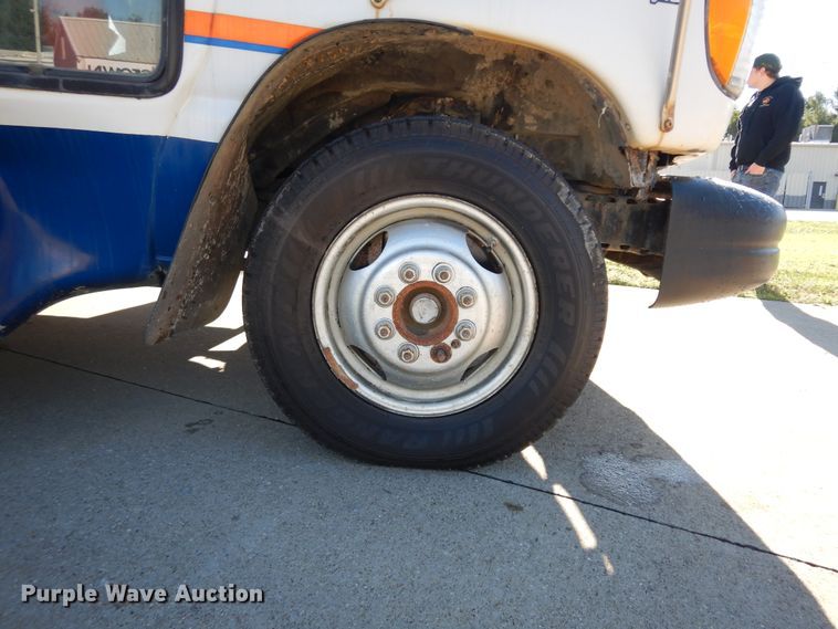 image for item KU9133 2001 Ford E350 Super Duty  shuttle bus