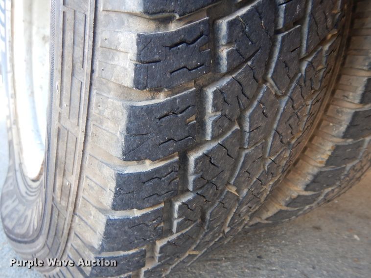 image for item KU9133 2001 Ford E350 Super Duty  shuttle bus