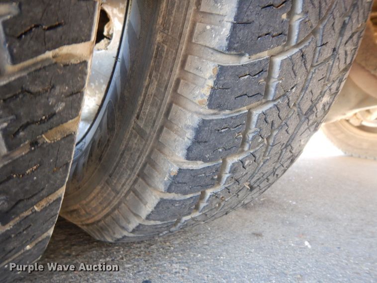 image for item KU9133 2001 Ford E350 Super Duty  shuttle bus