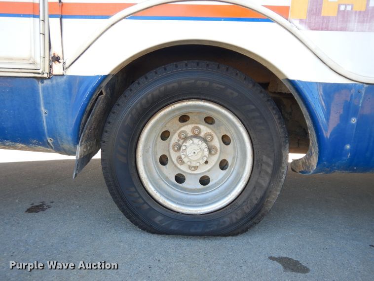 image for item KU9133 2001 Ford E350 Super Duty  shuttle bus