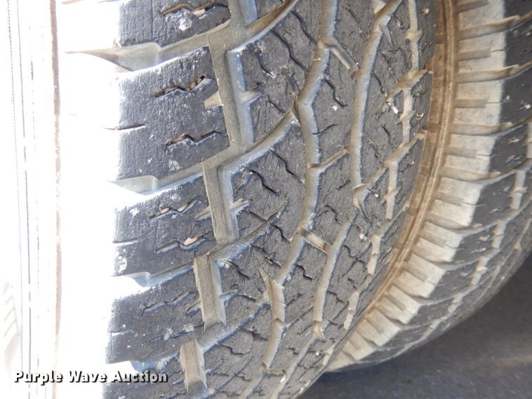 image for item KU9133 2001 Ford E350 Super Duty  shuttle bus