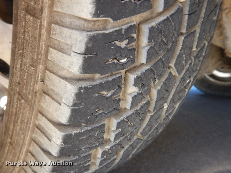 image for item KU9133 2001 Ford E350 Super Duty  shuttle bus