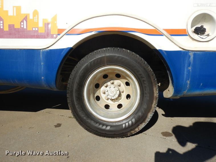 image for item KU9133 2001 Ford E350 Super Duty  shuttle bus