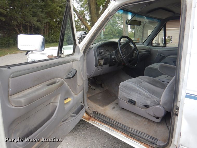 image for item KX9372 1994 Ford Bronco XLT  SUV