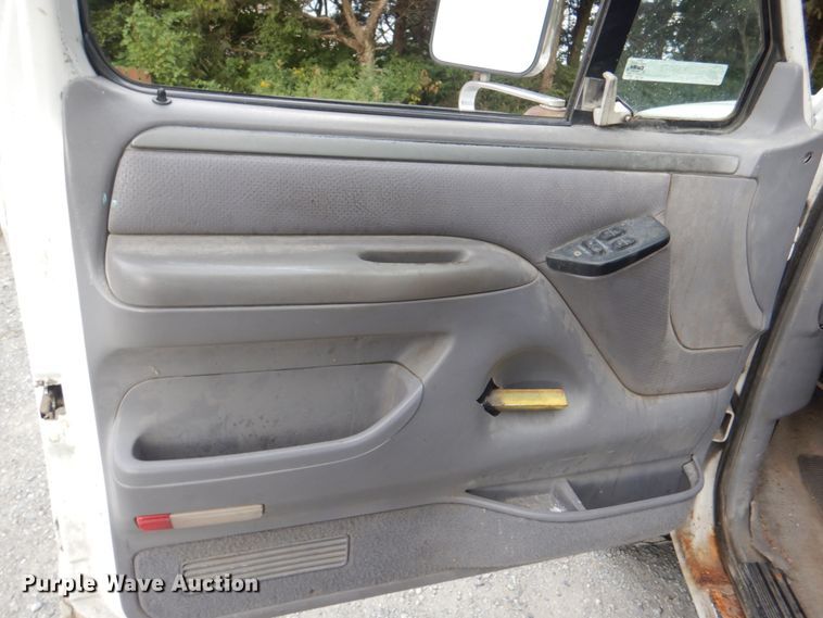 image for item KX9372 1994 Ford Bronco XLT  SUV