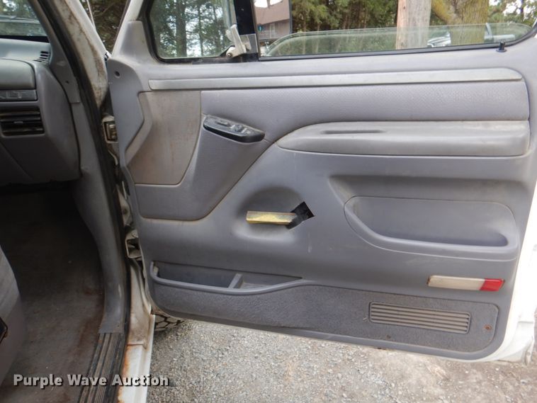 image for item KX9372 1994 Ford Bronco XLT  SUV