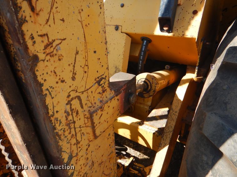 image for item DG1766 1998 John Deere 488E  forklift