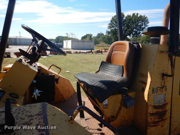 image for item DG1766 1998 John Deere 488E  forklift