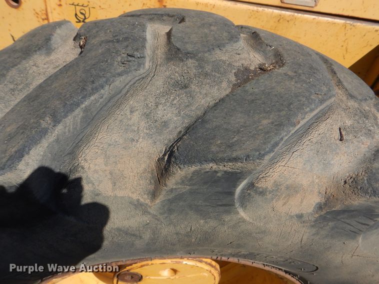 image for item DG1766 1998 John Deere 488E  forklift