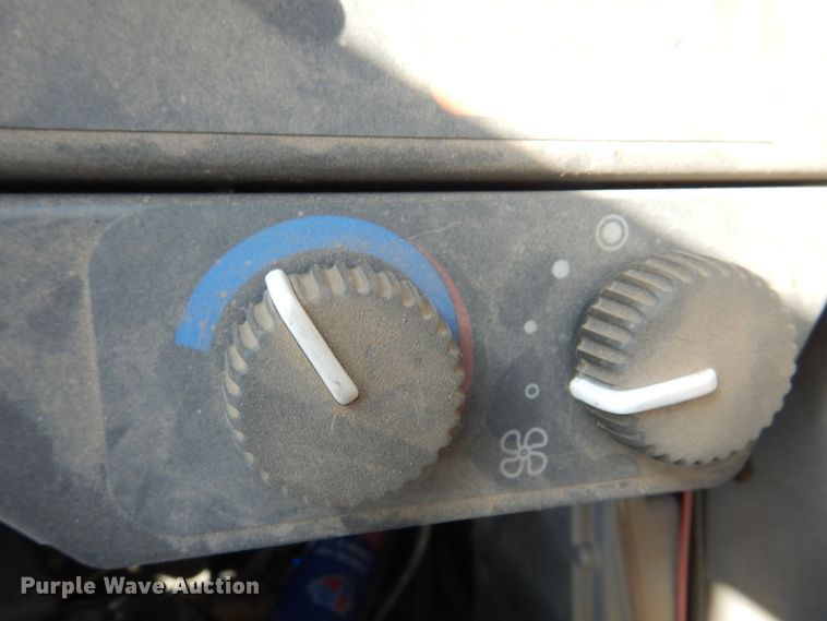 image for item DI5743 2002 John Deere 670C  motor grader