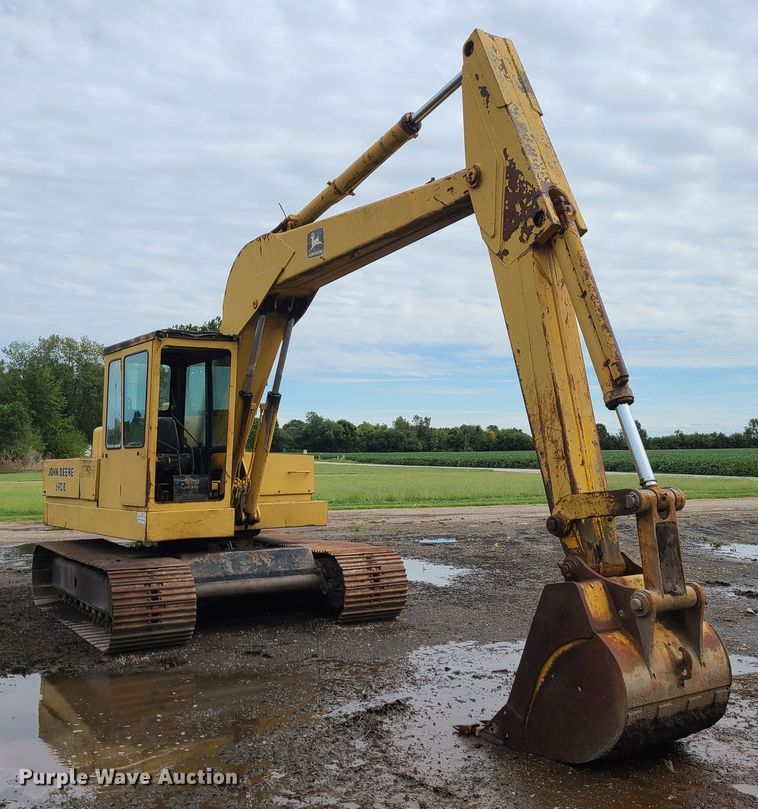 image for item DI6198 1980 John Deere 690B  excavator