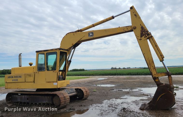 image for item DI6198 1980 John Deere 690B  excavator