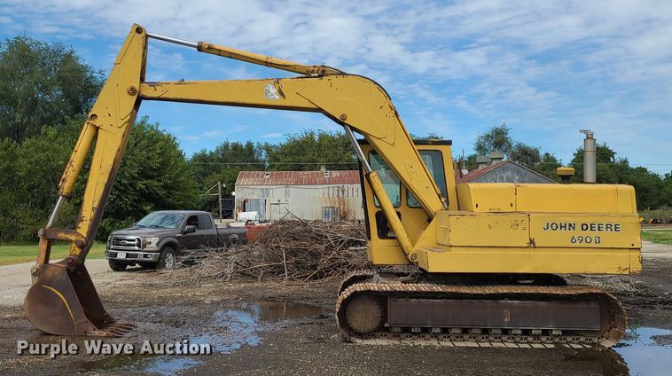 image for item DI6198 1980 John Deere 690B  excavator