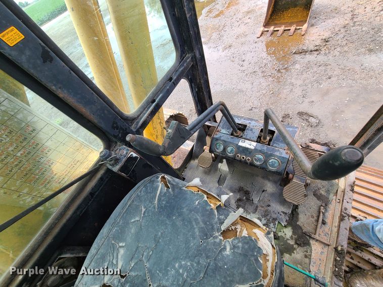 image for item DI6198 1980 John Deere 690B  excavator