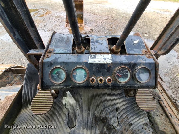 image for item DI6198 1980 John Deere 690B  excavator