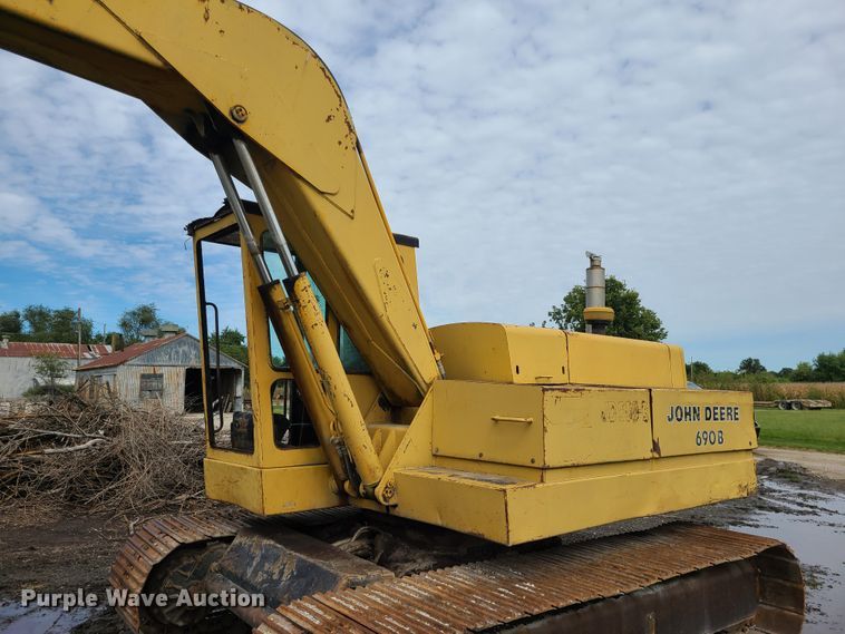 image for item DI6198 1980 John Deere 690B  excavator