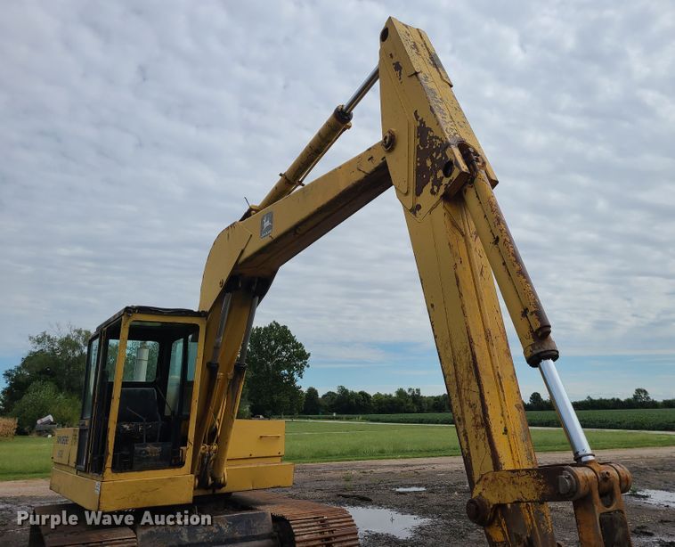 image for item DI6198 1980 John Deere 690B  excavator