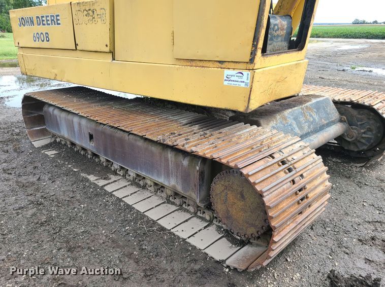 image for item DI6198 1980 John Deere 690B  excavator