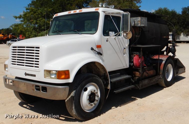 image for item DJ0789 1996 International 4700  seal coat truck