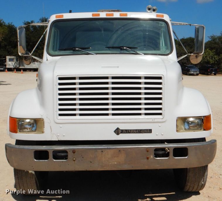 image for item DJ0789 1996 International 4700  seal coat truck