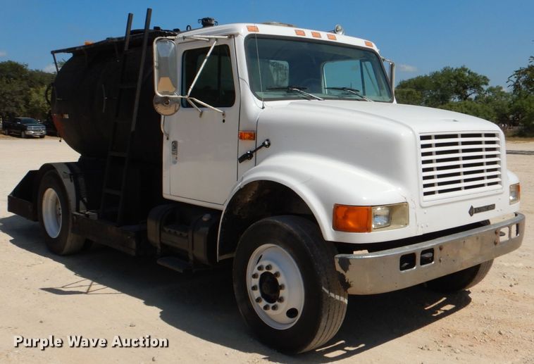 image for item DJ0789 1996 International 4700  seal coat truck